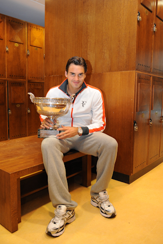 Federer with the Coupe des Mousquetaires.jpg